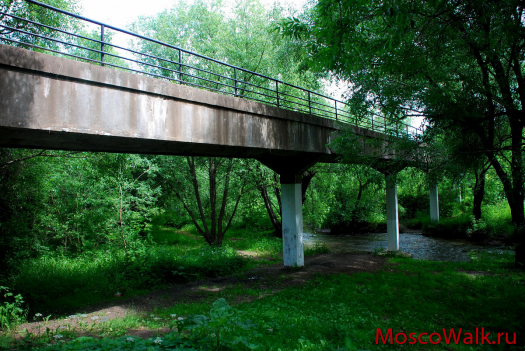 Чтобы отсюда попасть в Матвеевку можно перейти по этому высокому мосту