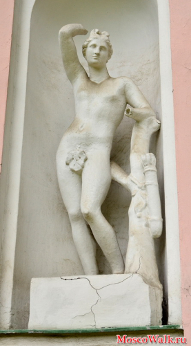 статуя на фасаде главного здания усадьбы Останкино